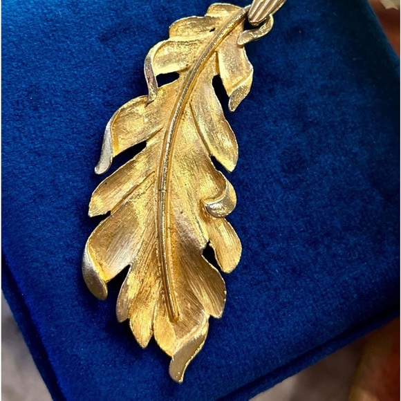 Vintage Large Feather Pendant with Unique Texture 3-D Pendant for Necklace - Picture 12 of 12